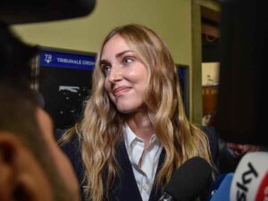 Chiara Ferragni all'esterno del tribunale di MIlano per il processo a suo carico