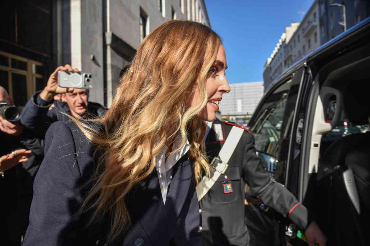 Chiara Ferragni all'esterno del tribunale di MIlano risponde alle domande dei giornalisti