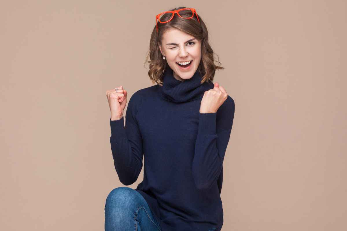 ragazza che esluta e fa l'occhiolino